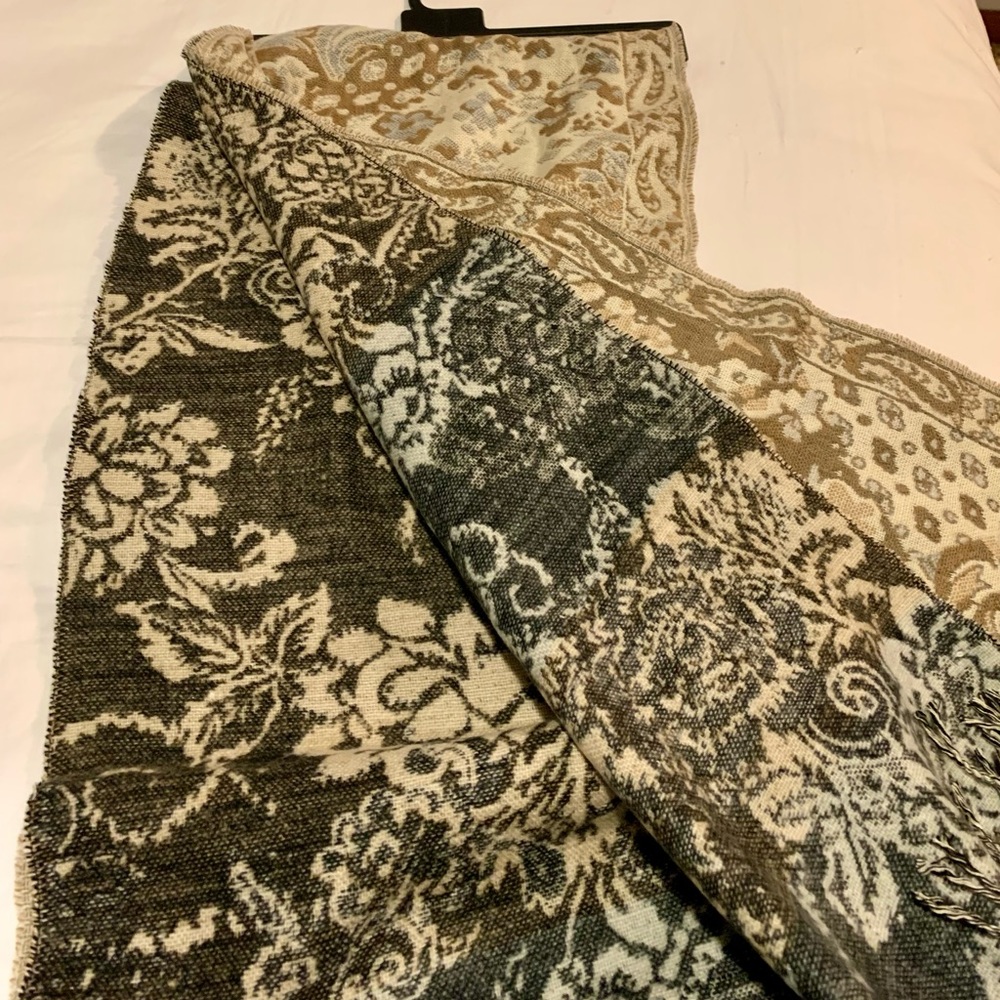 Women’s scarf duo